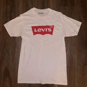 Levi’s Graphic Tee